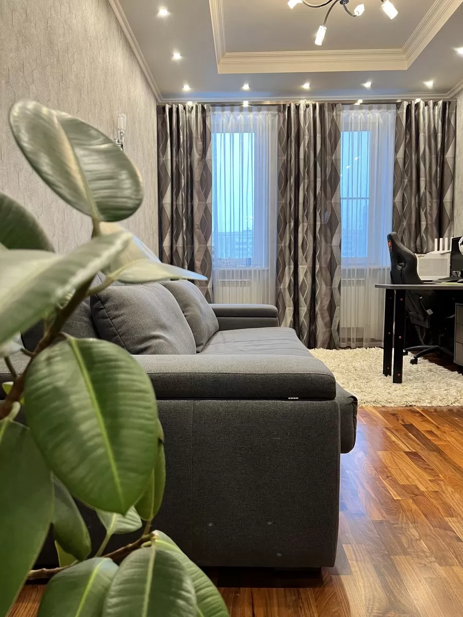 Полотна с рисунком и тюль на металлическом карнизе