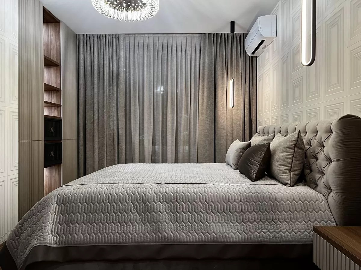 Спальня в серо-бежевых тонах: тюль сетка и жаккардовые портьеры 3/3