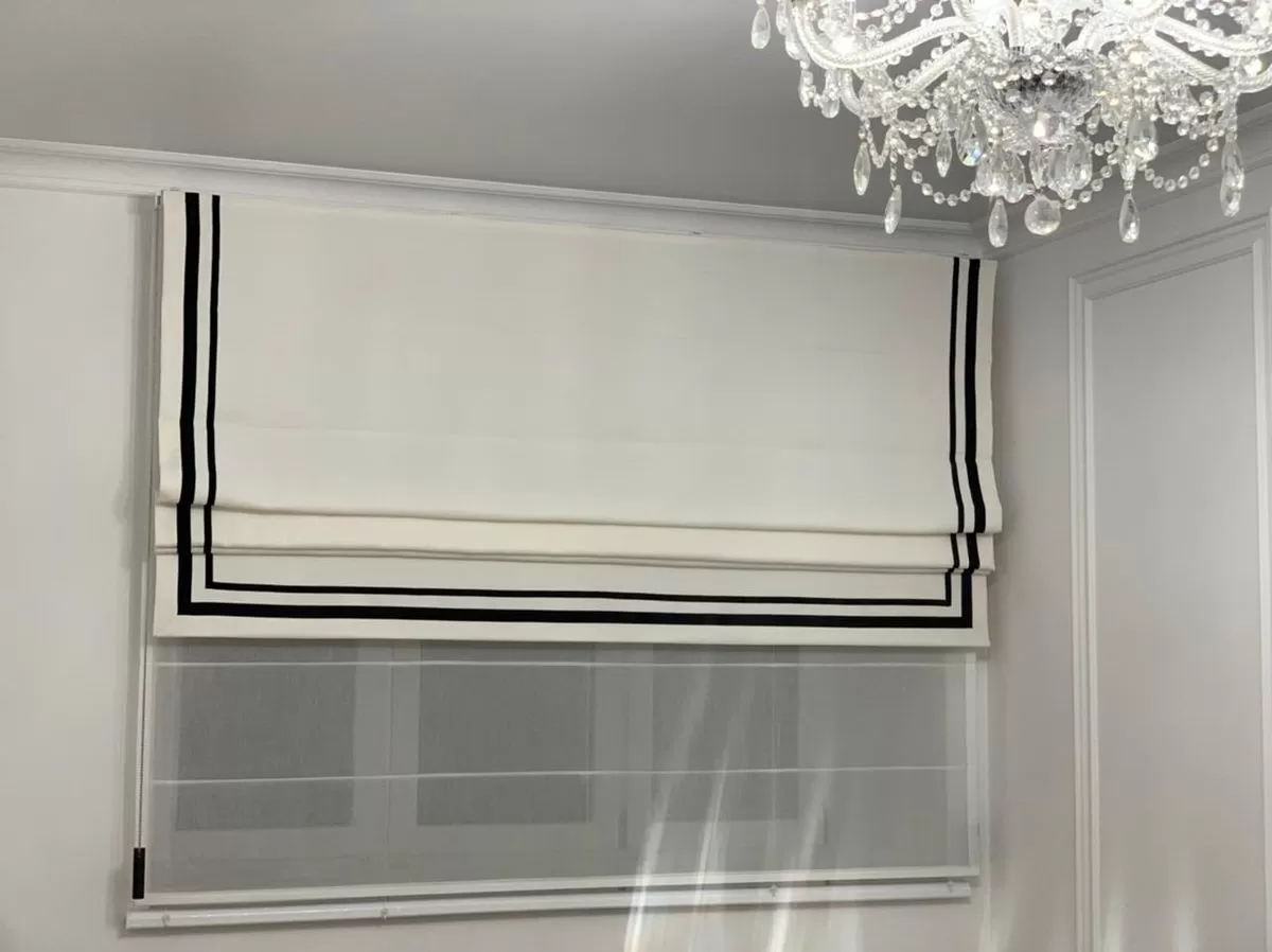 Двойная римская штора с контрастным позументом 2/2