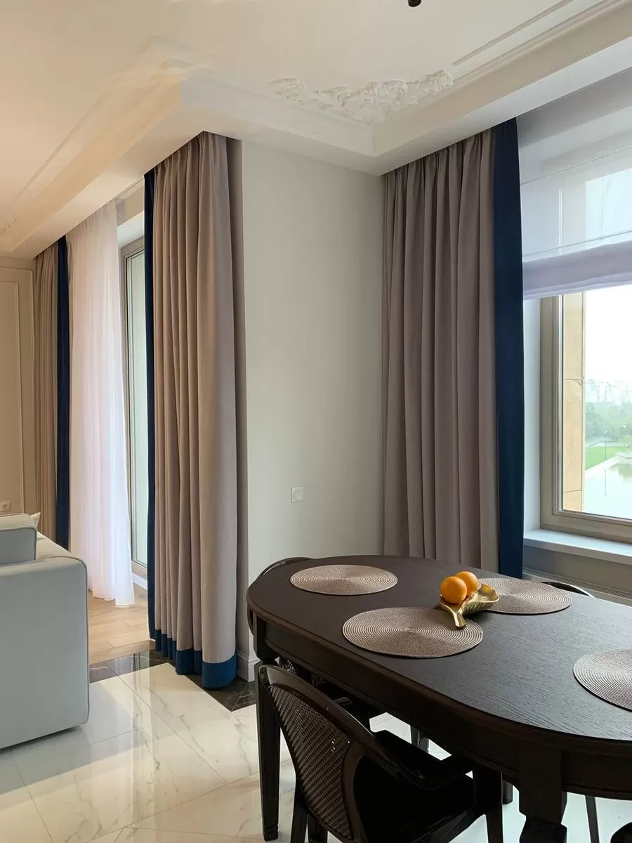 Портьеры контрастной обтачкой по периметру и римской шторой над окном 3/3