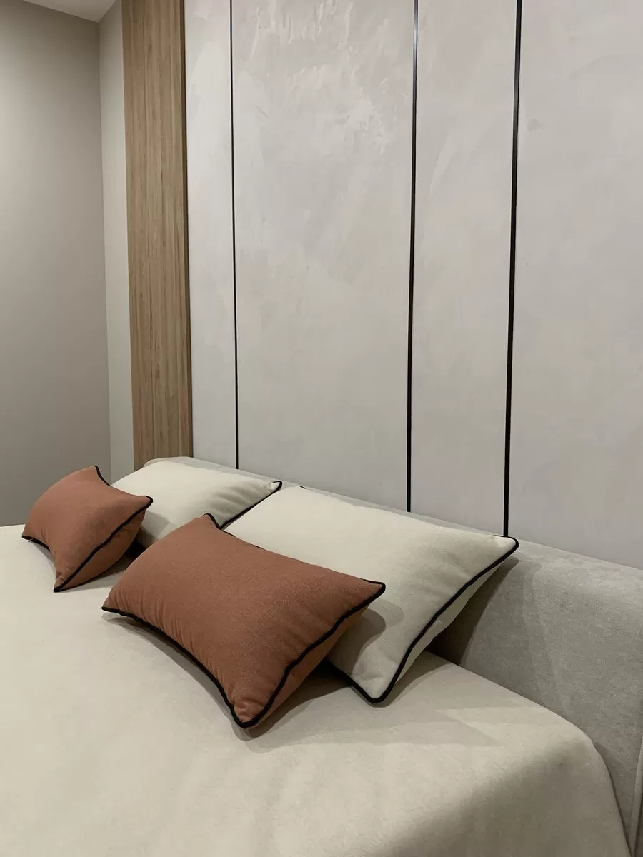 Светлое покрывало на стежке с комплектом подушек