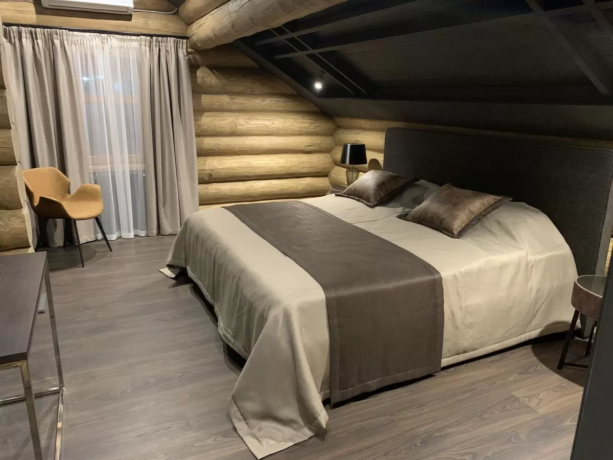 Портьеры бежевого цвета и тюль капрон в банный комплекс на металлических карнизах 2.1/1.80