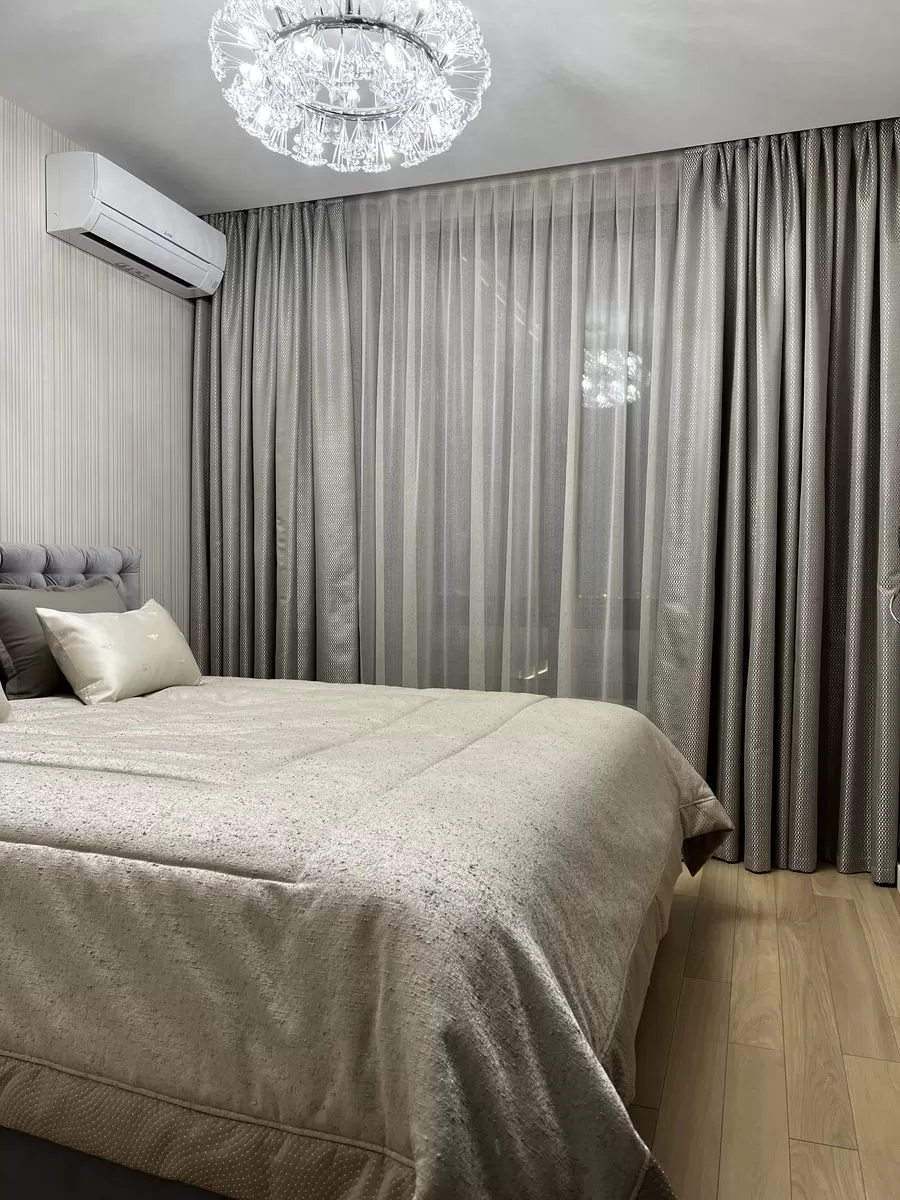 Портьеры в мелкий рисунок и темный тюль в ручную складку 2.80/3