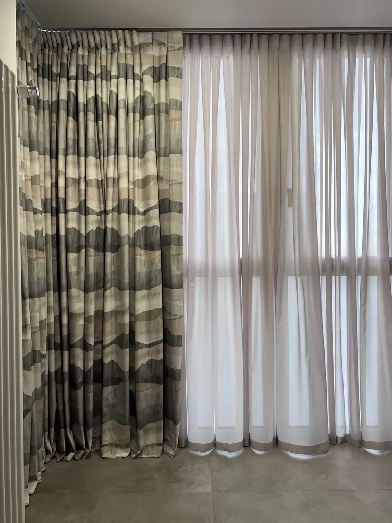 Цветной тюль и портьеры на электрокарнизе с гнутьем 4.5/2.80