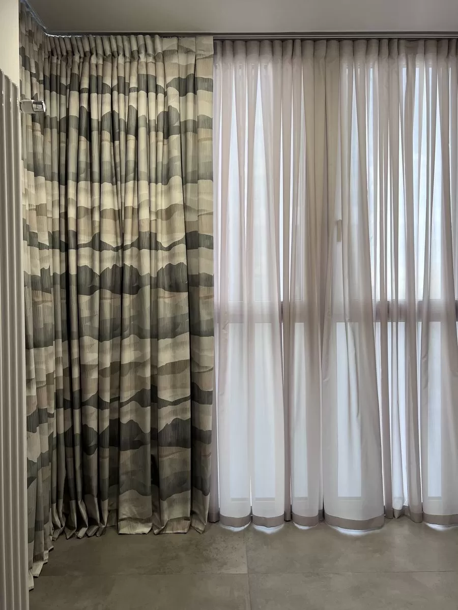 Цветной тюль и портьеры с рисунком в виде песков и гор на электрокарнизе с гнутьем 4.5/2.80