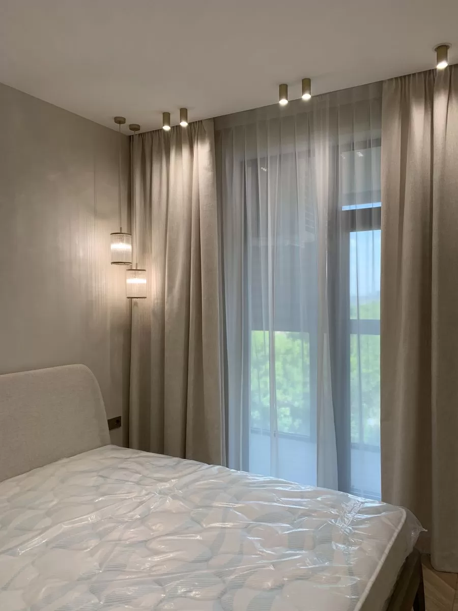 Тюль и бежевые портьеры 2.80/3