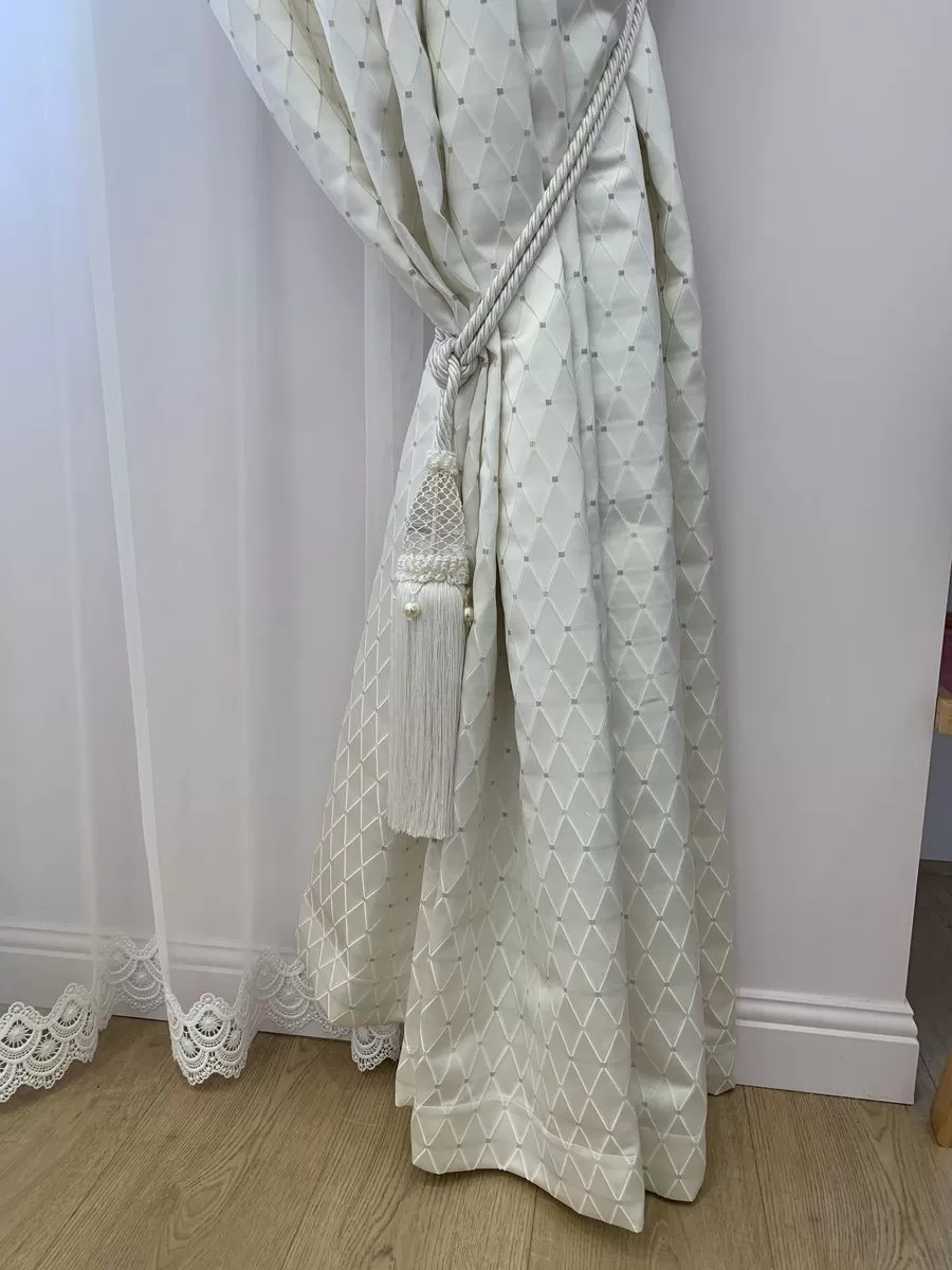 Белые портьеры с рисунком и тюль с купоном, подхваченные кистью