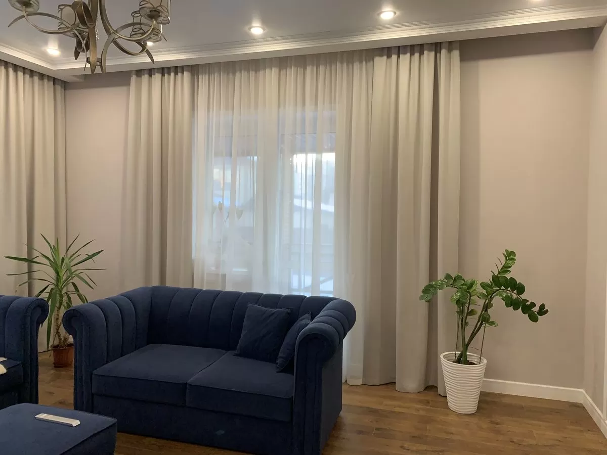 Однотонные светлые портьеры и светлый тюль 2.30/2.80