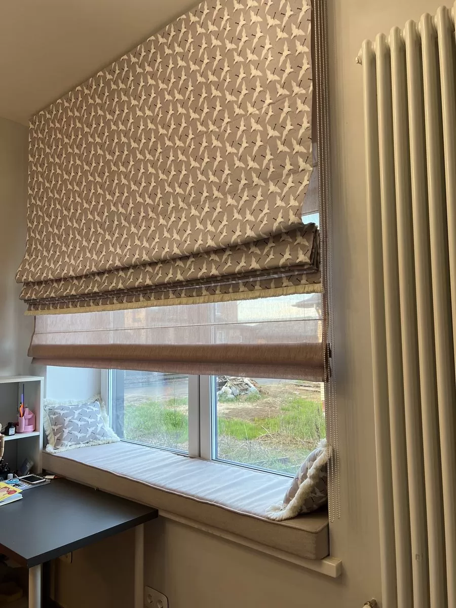 Двойная римская штора с рисунком и фурнитурой «лапшой» 2/2