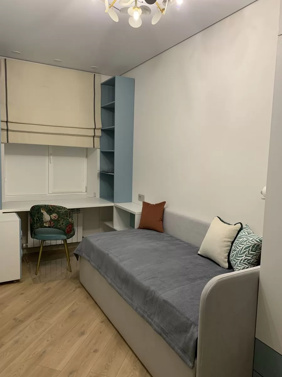 Римская штора на окне, рулонные шторы на раме, покрывало на кровать и подушки