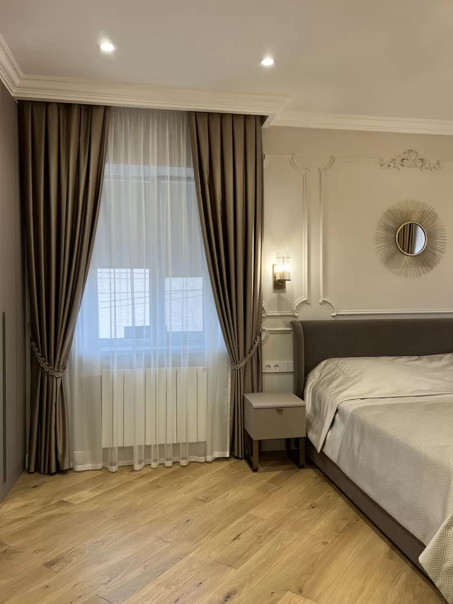 Коричневые портьеры и тюль в ручную складку 2.2/3