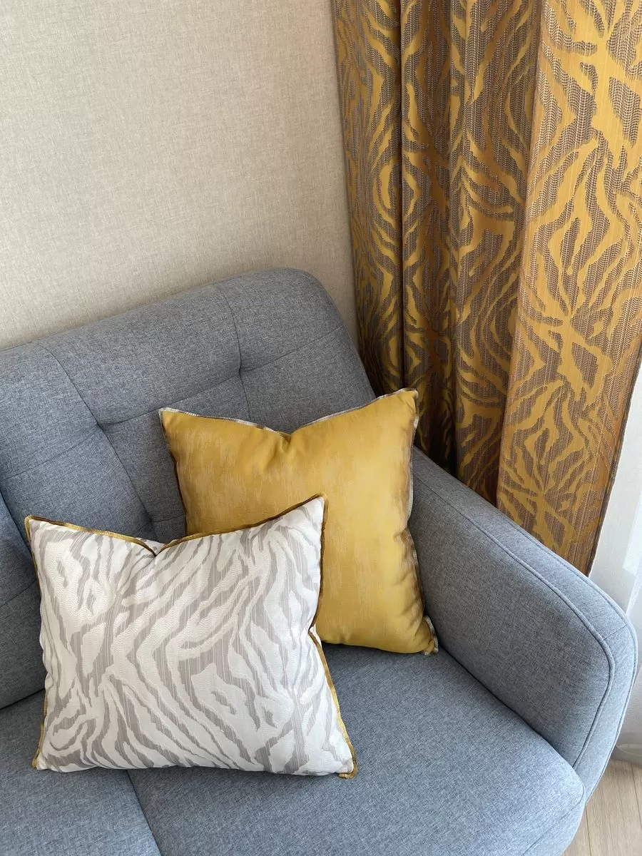 Контрастные портьеры с рисунком и серая сетка тюль 2.40/2.70