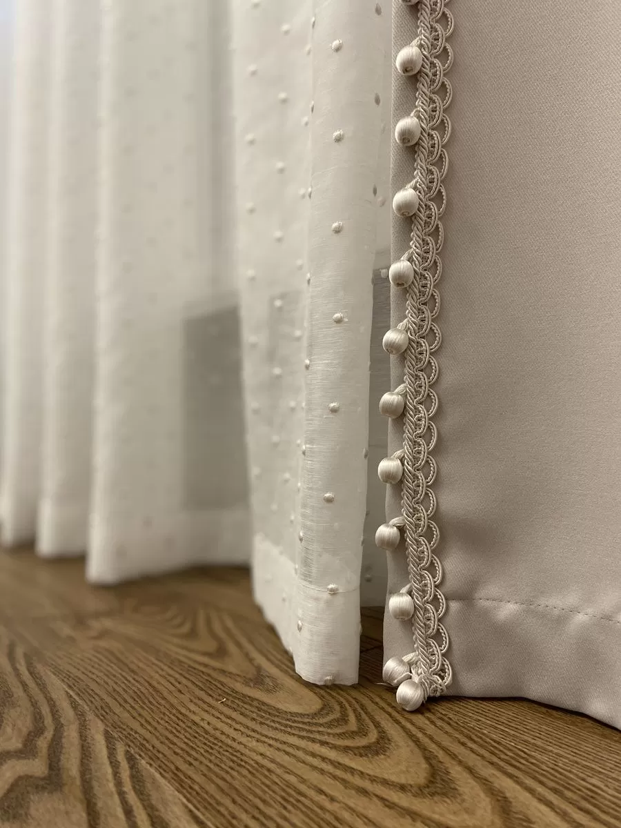 Портьеры с бусами и тюль с вышивкой