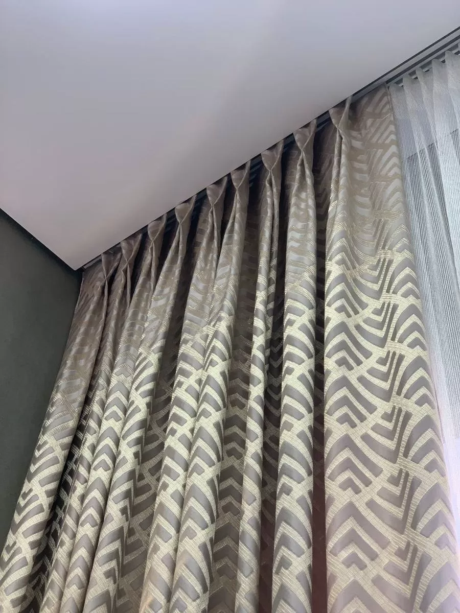 Портьеры с рисунком и тюлем на ручной складке 2.40/2.80