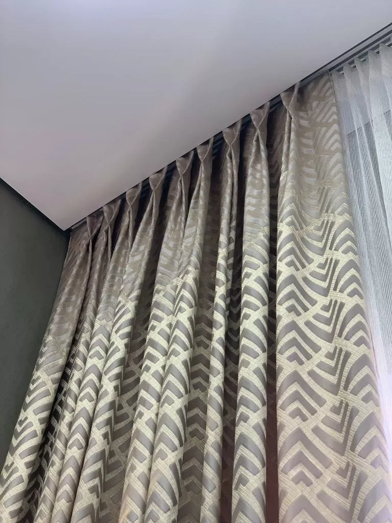 Портьеры с рисунком и тюлью на ручной складке 2.40/2.80