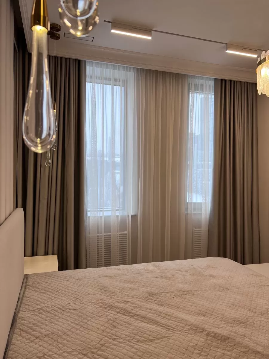 Вуаль и бежевые портьеры из атласной ткани 3/3.2