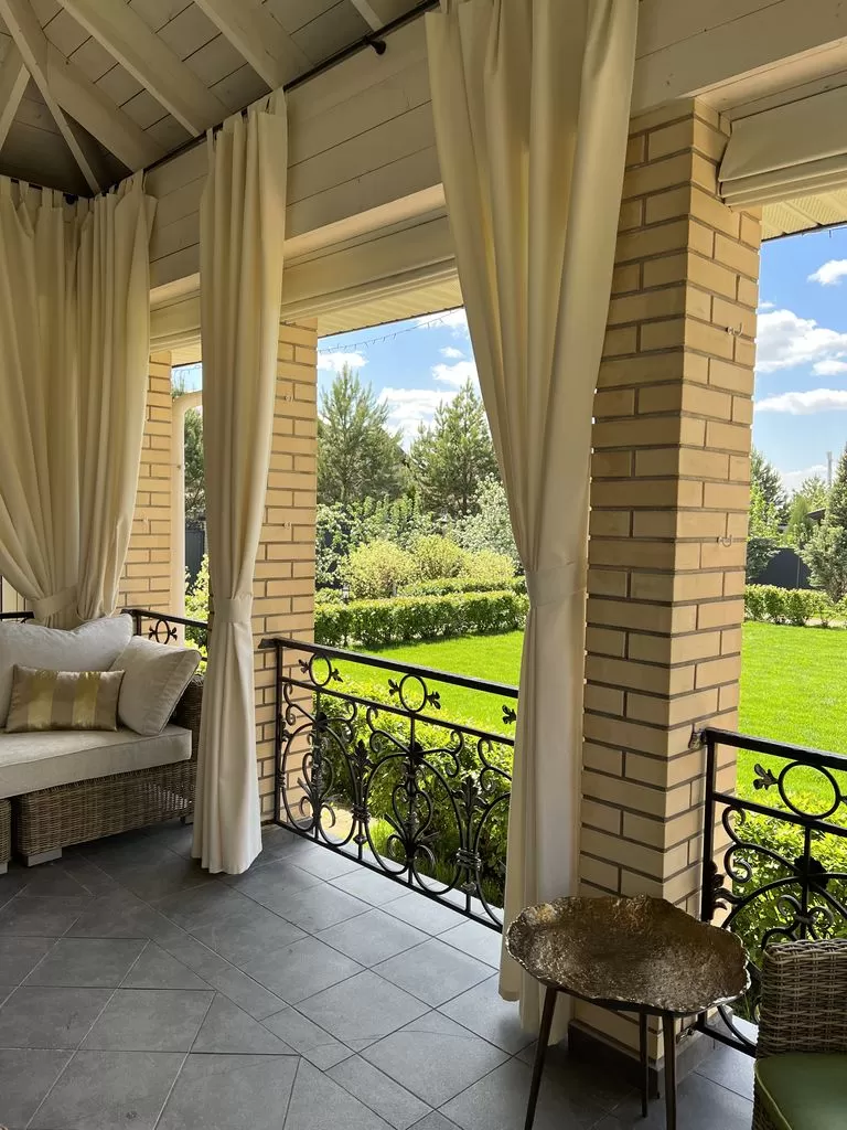 Белые портьеры из влагоотталкивающей ткани и римские шторы